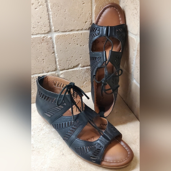 Comfortiva Shoes - Comfortiva Sz 11M Black Leather Lace-Up Gladiator Sandals w/Geometric Design